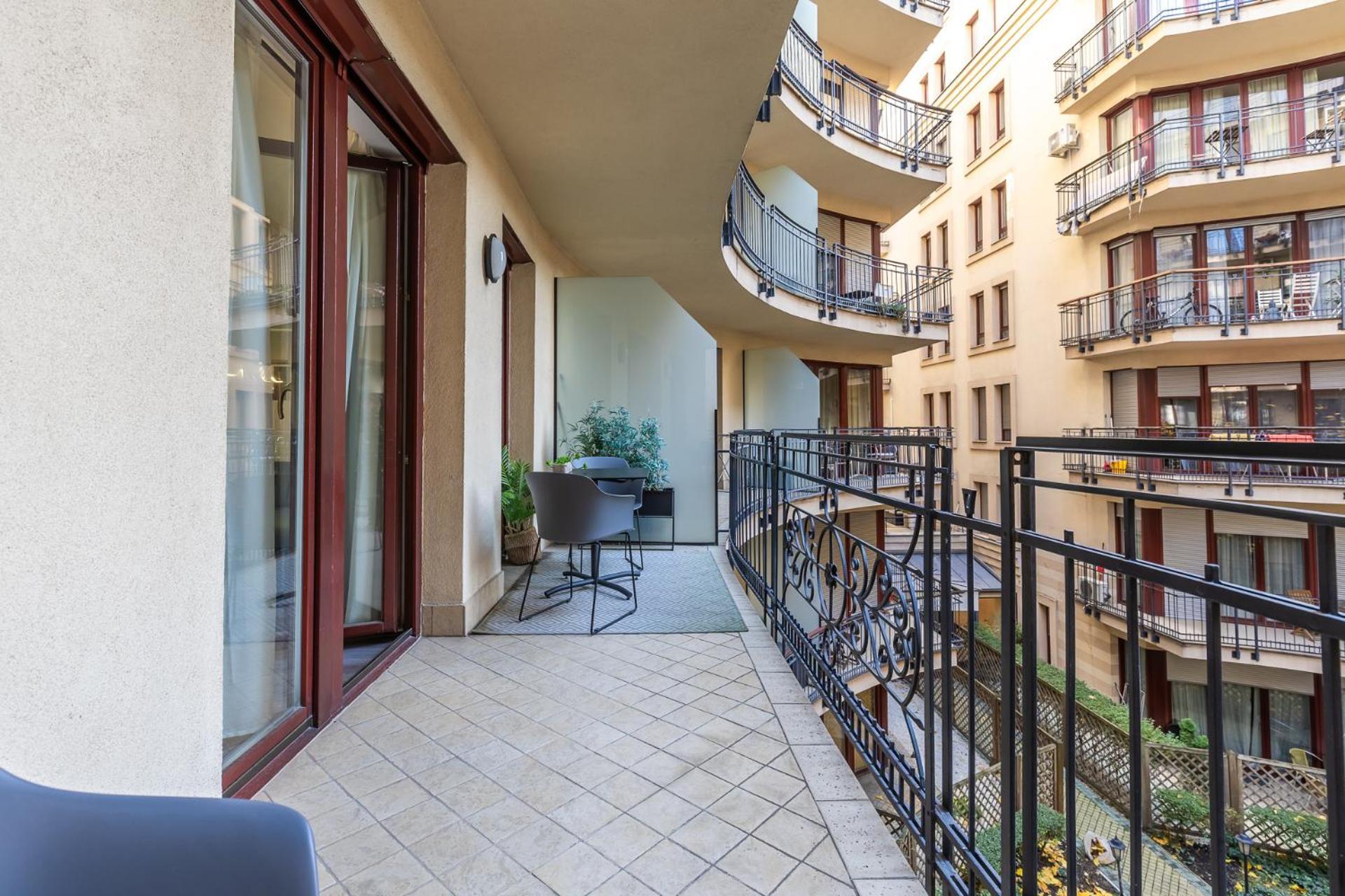 Apartment Venus - King Street V - Balcony *